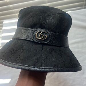 Selling authentic black Gucci bucket price is negotiable